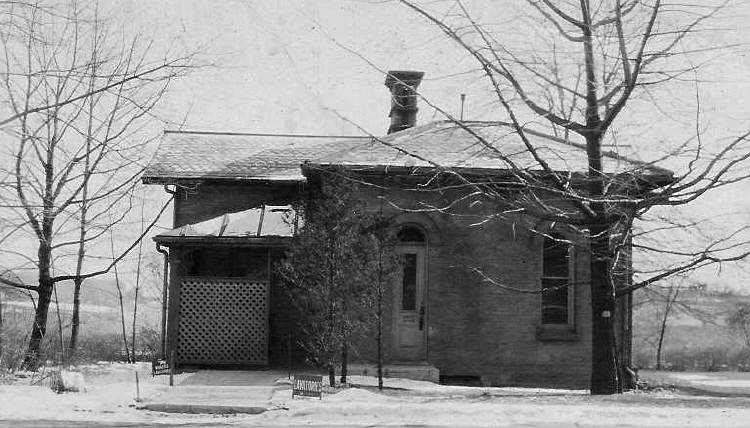 bush gatehouse demolished in 1928.jpg